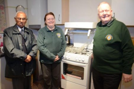 2014-12-21 Ramanial Morarjee, Halyna Pudney & Iain Pudney with New Cooker